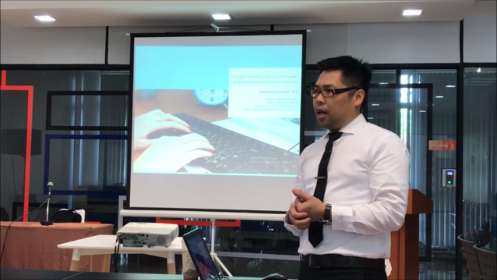สำนักวิชาวิทยาศาสตร์จัดกิจกรรมเสริมทักษะ 'การเขียน manuscript เพื่อตีพิมพ์ในวารสารนานาชาติ' ให้นักศึกษา ป.โท-เอก