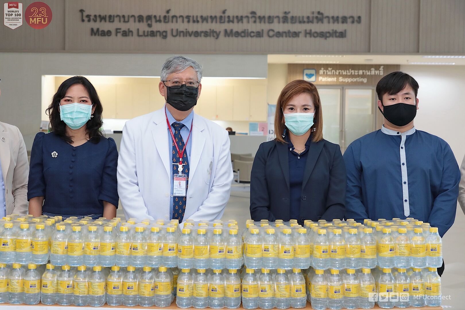 โรงพยาบาลศูนย์การแพทย์ มฟล. รับมอบน้ำดื่มจาก เทเวศประกันภัย