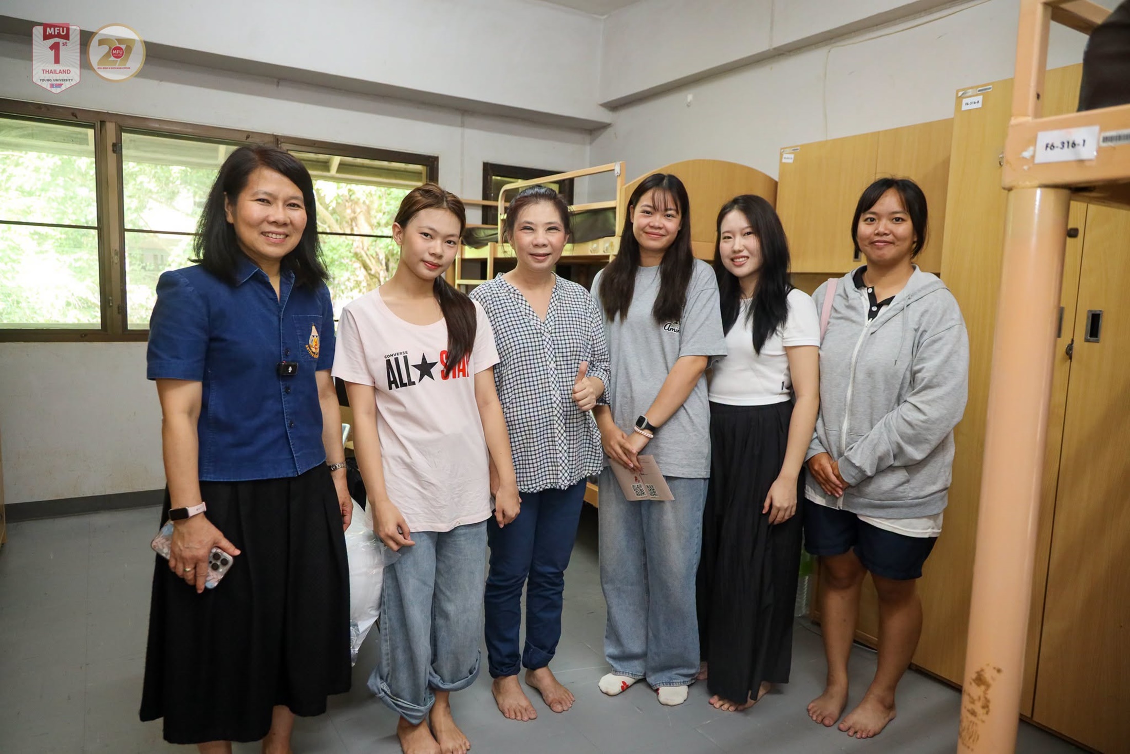 อธิการบดี มฟล. พร้อมคณะผู้บริหาร ต้อนรับนักศึกษาใหม่-ผู้ปกครอง ที่เดินทางมาจากทั่วประเทศ เพื่อรายงานตัวเข้าหอพักนักศึกษา พร้อมให้กำลังใจเจ้าหน้าที่-นักศึกษาผู้ปฏิบัติงาน