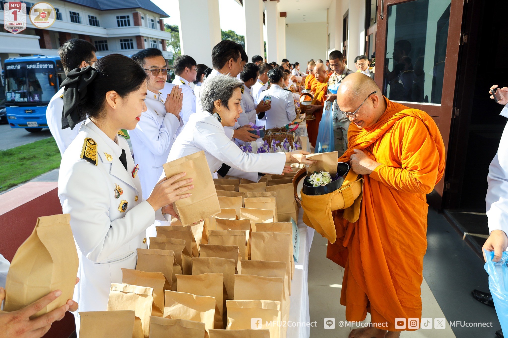 มฟล. ร่วมพิธีทำบุญตักบาตรถวายพระราชกุศล เนื่องในโอกาสพระราชพิธีมหามงคลเฉลิมพระชนมพรรษา 4 รอบ “สมเด็จพระนางเจ้าฯ พระบรมราชินี” 3 มิถุนายน 2569