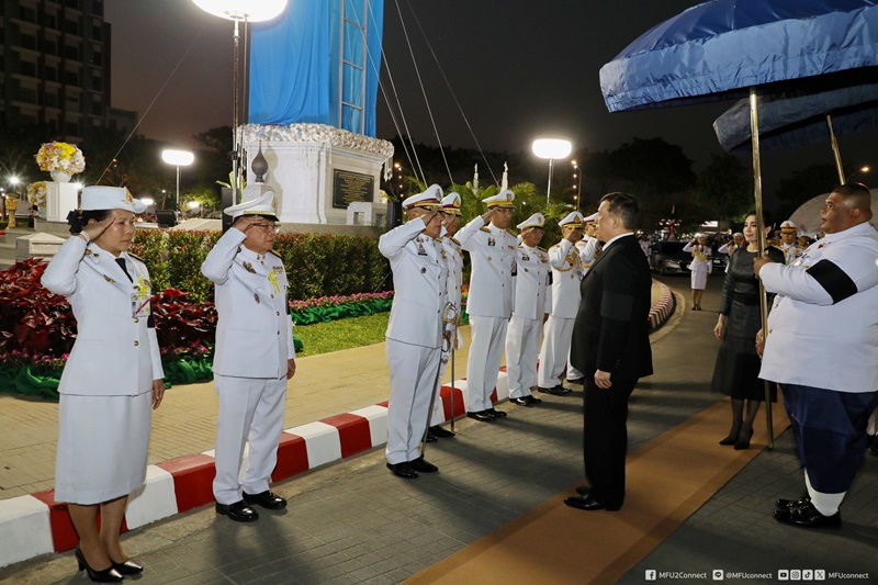 พระบาทสมเด็จพระเจ้าอยู่หัว และสมเด็จพระนางเจ้าฯ พระบรมราชินี เสด็จพระราชดำเนินไปทรงเปิดพระราชานุสาวรีย์สมเด็จพระมหิตลาธิเบศร อดุลยเดชวิกรม พระบรมราชชนก ประทับคู่สมเด็จพระศรีนครินทราบรมราชชนนี ณ รพศ.มฟล.