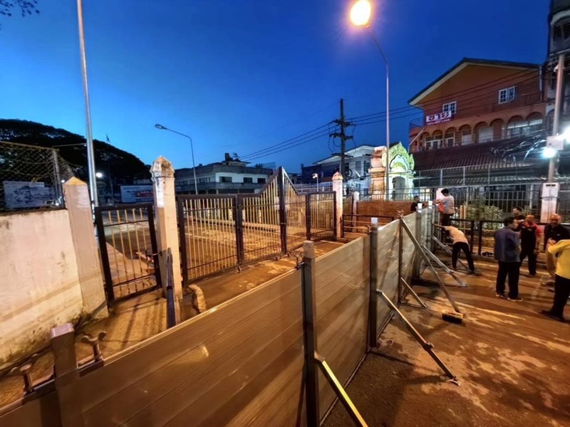 มหาวิทยาลัยแม่ฟ้าหลวงร่วม สทนช. มอบผนังกั้นน้ำ STOP LOG ป้องกันน้ำท่วมเมืองแม่สาย